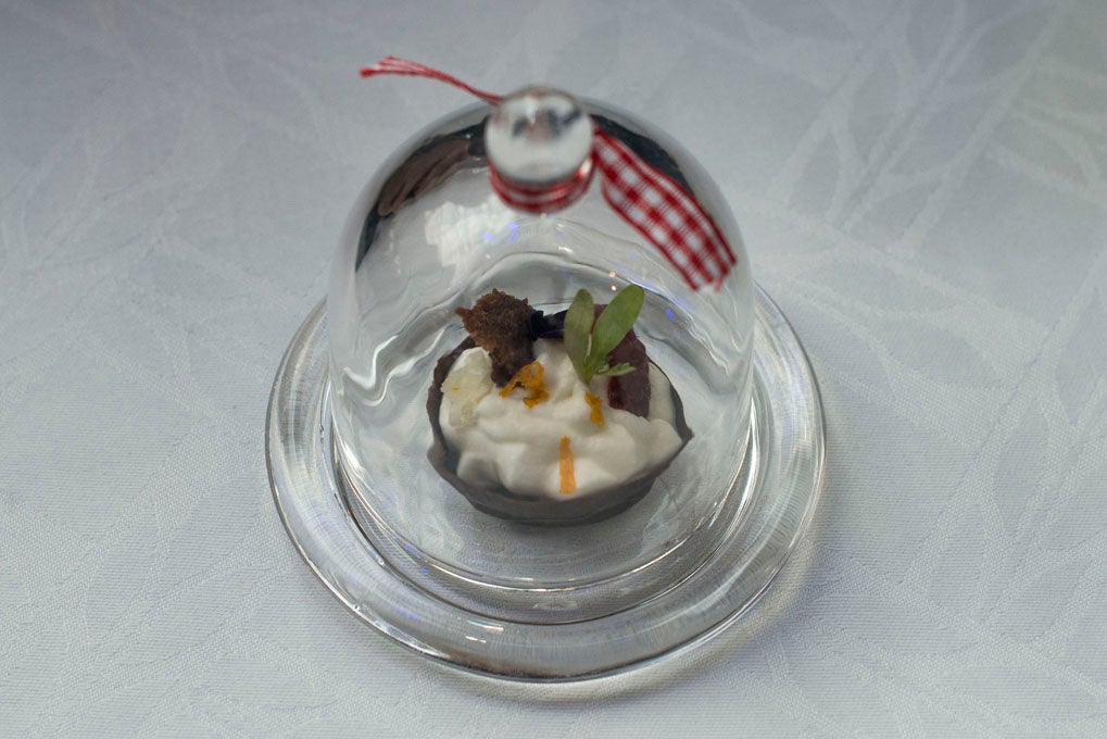 La apuesta más dulce ha sido esta esfera de chocolate rellena de mousse de queso. La apuesta más dulce ha sido esta esfera de chocolate rellena de mousse de queso.