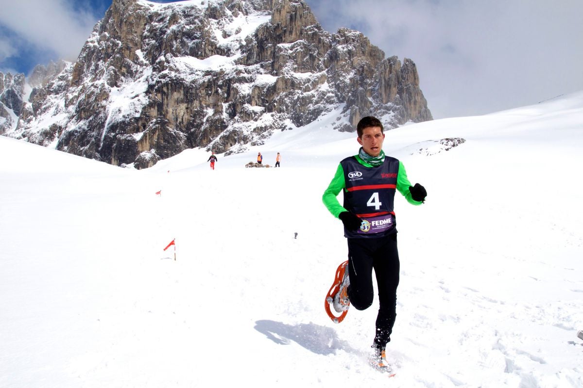 El corredor Manuel Merilas durante el III Picos Snow Running, IV Campeonato de España de Raquetas. Foto: Fito Rumoroso / PicosXtreme.