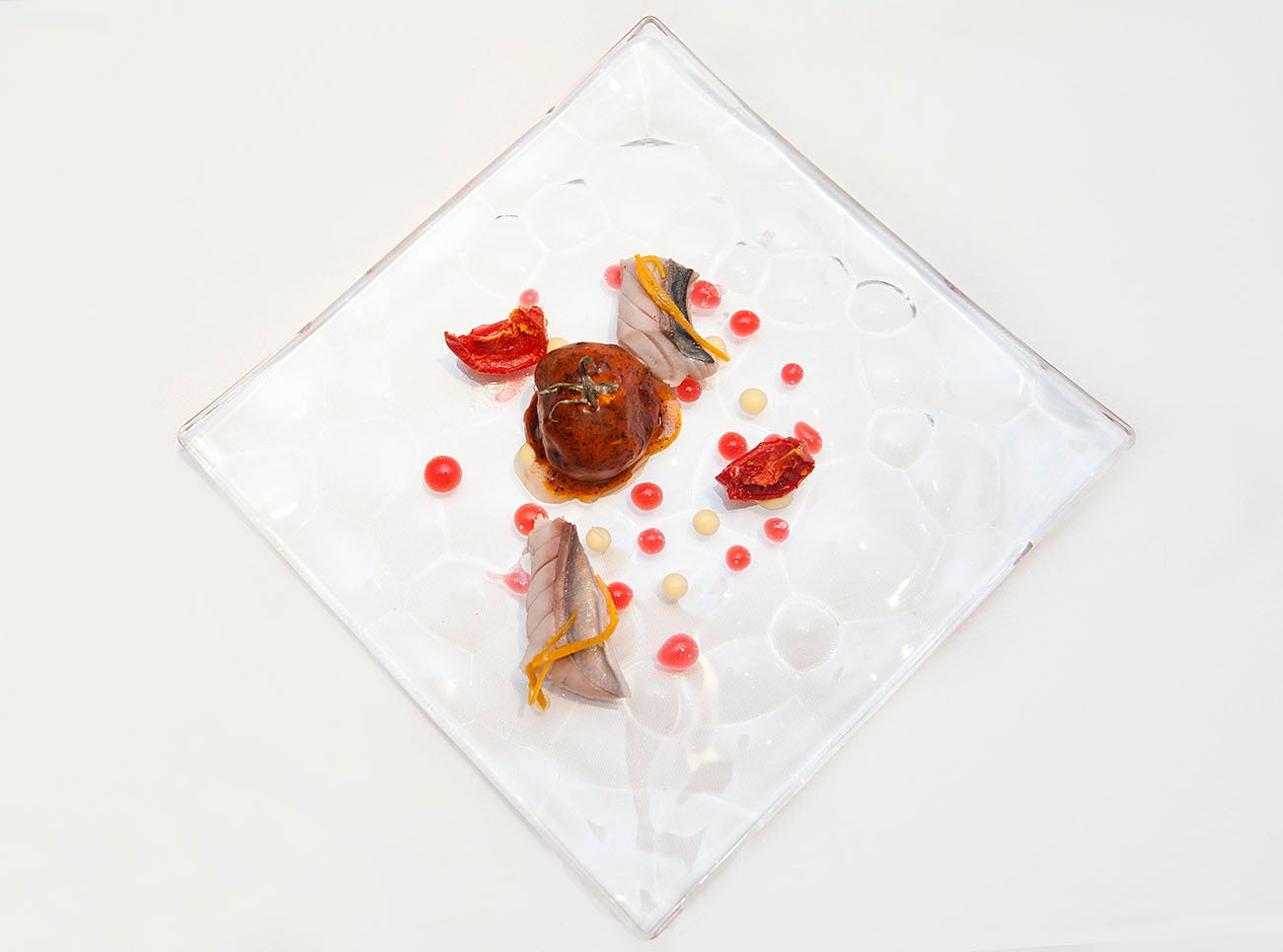 Caballa escaldada en agua de mar, tomate helado de salmorejo cubierto de salmorreta de hierbas. Caballa escaldada en agua de mar, tomate helado de salmorejo cubierto de salmorreta de hierbas.