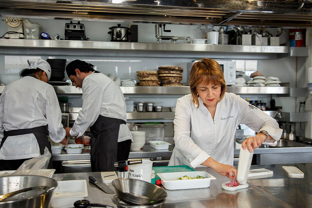 En la cocina del 'Monastrell' trabajan nueve personas, aunque en verano suelen ser entre doce y catorce. En la cocina del 'Monastrell' trabajan nueve personas, aunque en verano suelen ser entre doce y catorce.