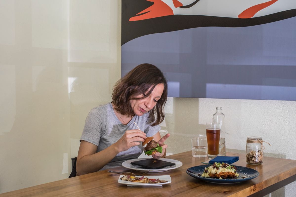 Una chica come varias tapas en 'Tofolet', Valencia. Una chica come varias tapas en 'Tofolet', Valencia.