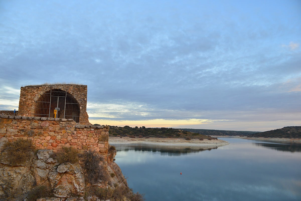 El Castillo de Peñarroya es una de las visitas turísticas obligatorias en las Lagunas de Ruidera. | Shutterstock. El Castillo de Peñarroya es una de las visitas turísticas obligatorias en las Lagunas de Ruidera. | Shutterstock.