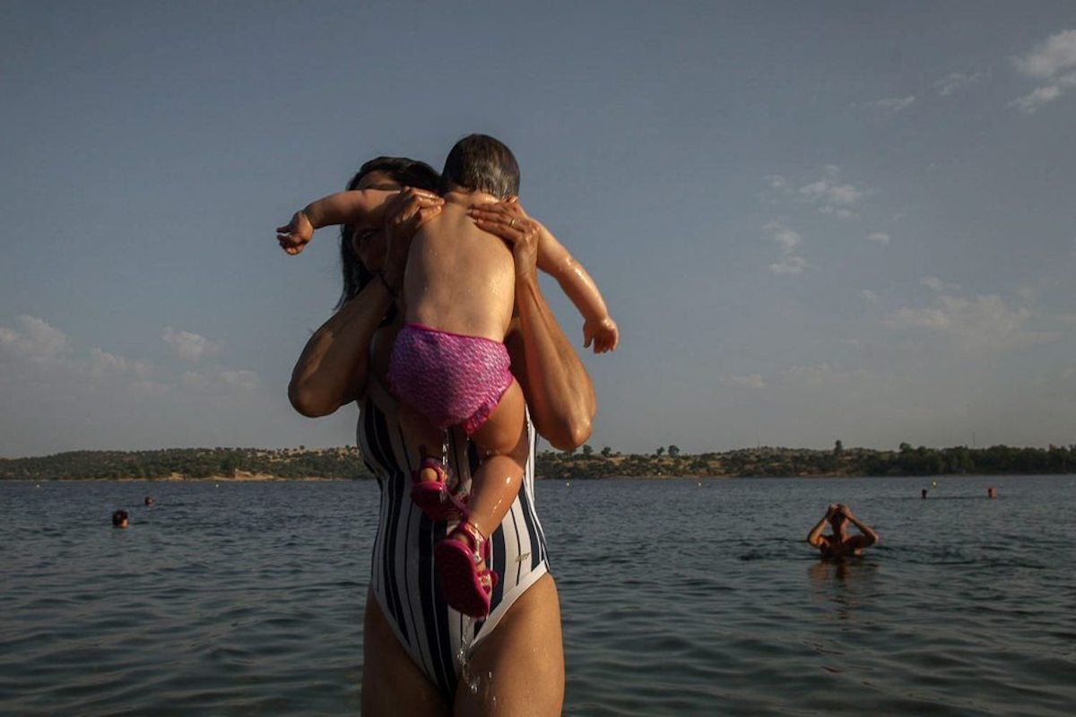 Los más pequeños aprenden a amar el agua entre los brazos de los más experimentados. Foto: Manuel Ruiz.
