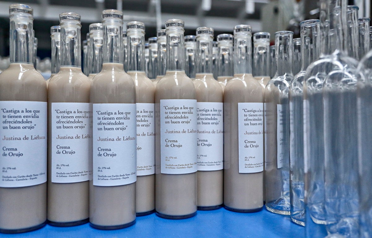 Cada botella de orujo, crema o licor de 'Justina de Liébana' lleva una frase ingeniosa adaptada al producto. Cada botella de orujo, crema o licor de 'Justina de Liébana' lleva una frase ingeniosa adaptada al producto.