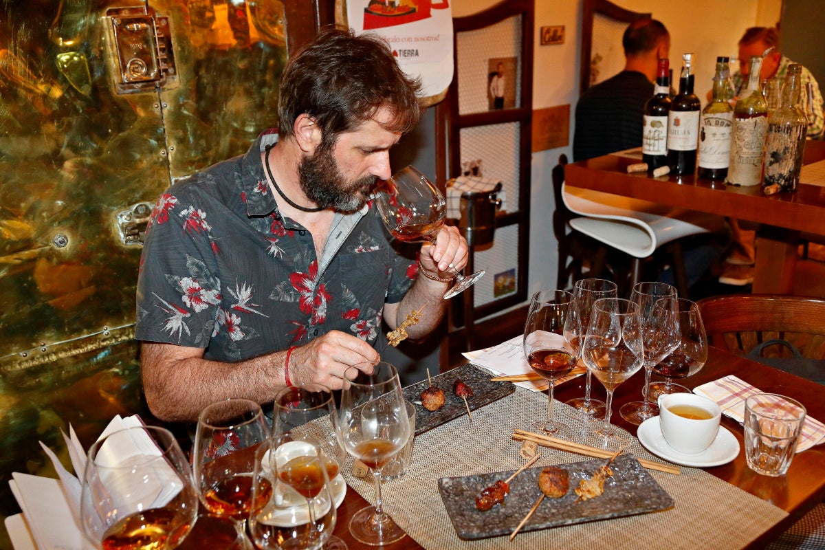 Un cliente disfruta del maridaje de cocina japonesa y vinos de Jerez en el restaturante Matritum, en Madrid.