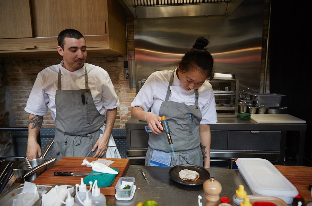 Los chefs Arnau Muñío y Shu Zhang en la cocina de la barra del restaurante Direkte Boquería, en Barcelona. Los chefs Arnau Muñío y Shu Zhang en la cocina de la barra del restaurante Direkte Boquería, en Barcelona.