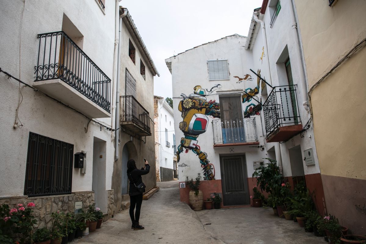 Sus calles son perfectas para capturar recuerdos. Esta chica se lleva a casa este robot de Xelon. Sus calles son perfectas para capturar recuerdos. Esta chica se lleva a casa este robot de Xelon.