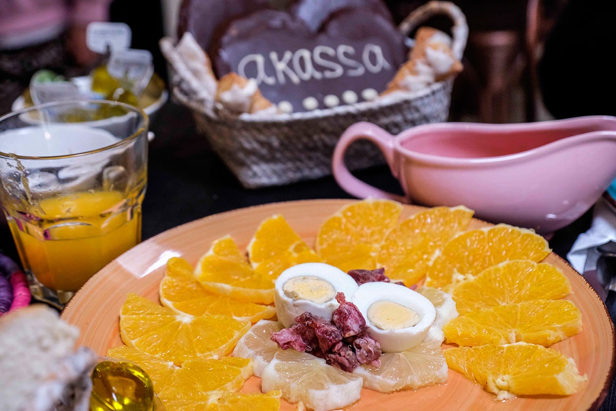 El desayuno típico hurdano incluye una ensalada de cítricos con huevos y embutido. El desayuno típico hurdano incluye una ensalada de cítricos con huevos y embutido.