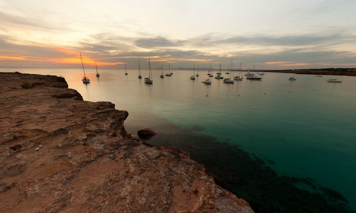 Un brindis desde aquí, cala Saona. Foto: shutterstock. Un brindis desde aquí, cala Saona. Foto: shutterstock.
