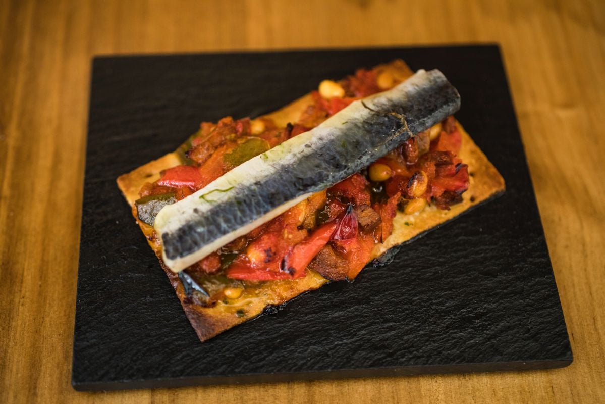 Tapa de Coca de 'titaina' con sardina marinada del restaurante Tofolet, en Valencia. Tapa de Coca de 'titaina' con sardina marinada del restaurante Tofolet, en Valencia.