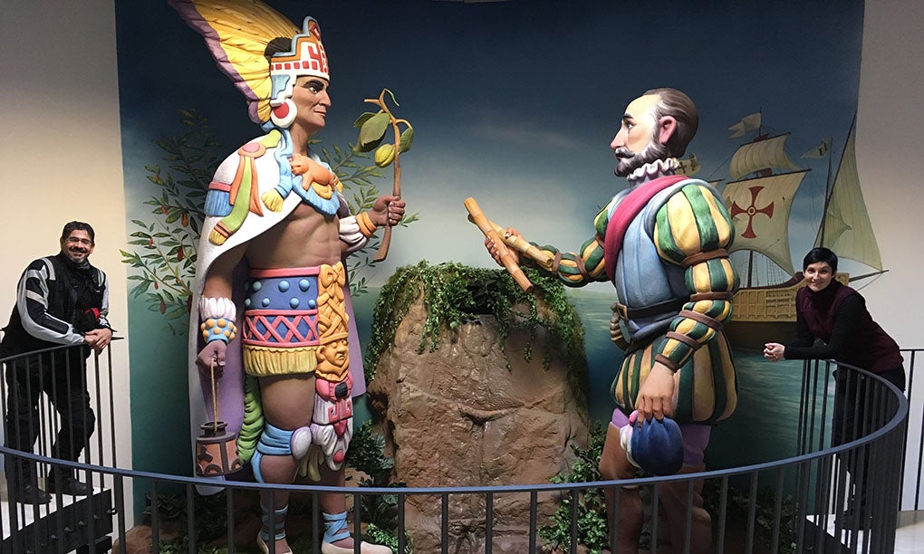 Estas estatuas gigantes reflejan la unión entre Europa y América. Estas estatuas gigantes reflejan la unión entre Europa y América.