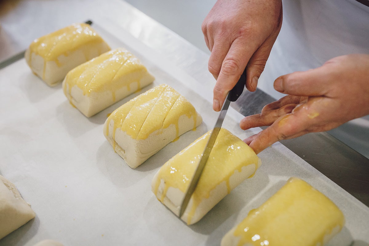 Últimos retoques para entrar al horno. Últimos retoques para entrar al horno.