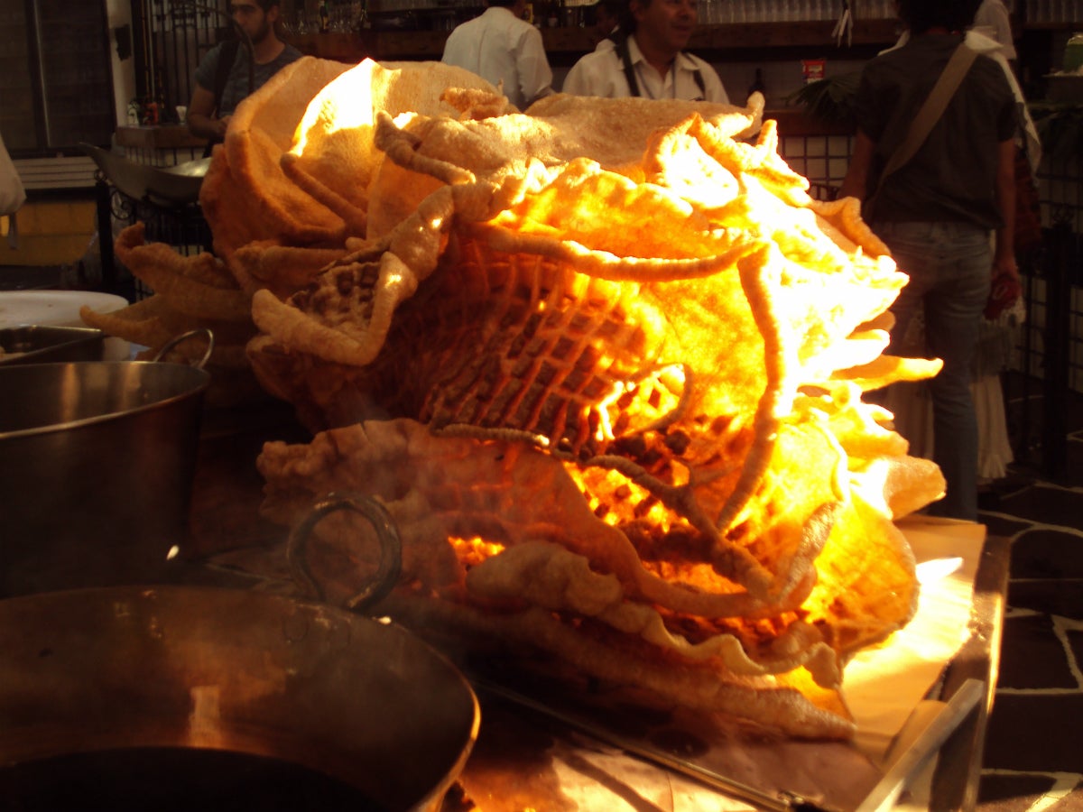 Piel de cerdo frita, allí se llama chicharrón y aquí serían cortezas de cerdo fritas. Allí fríen enteras las pieles del chancho. La imagen es del Restaurante Arroyo, México DF. Foto: R.T. Piel de cerdo frita, allí se llama chicharrón y aquí serían cortezas de cerdo fritas. Allí fríen enteras las pieles del chancho. La imagen es del Restaurante Arroyo, México DF. Foto: R.T.