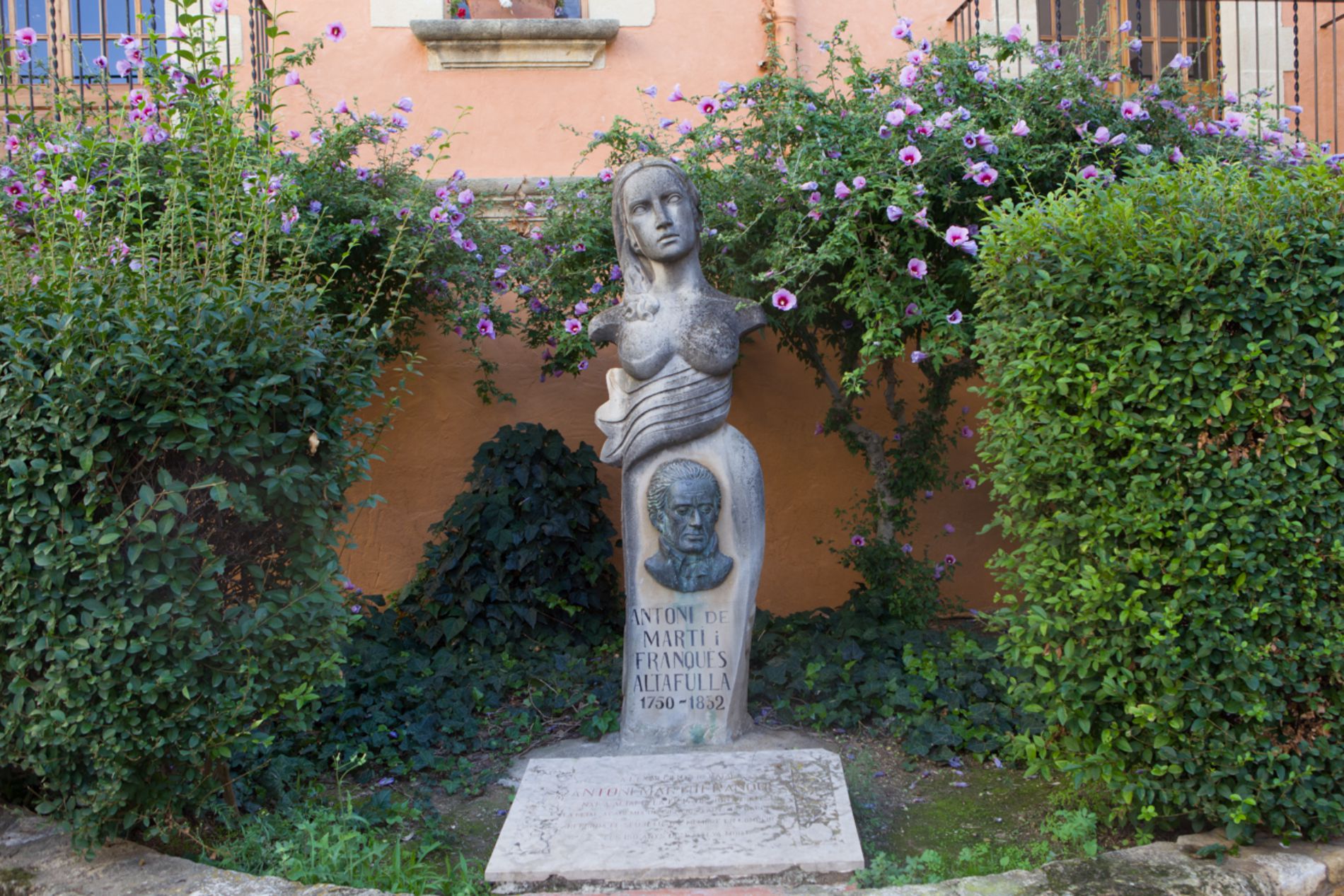 Antoni de Martí i Franquès, hijo ilustre de la ciudad, fue un químico adelantado a su tiempo. Antoni de Martí i Franquès, hijo ilustre de la ciudad, fue un químico adelantado a su tiempo.