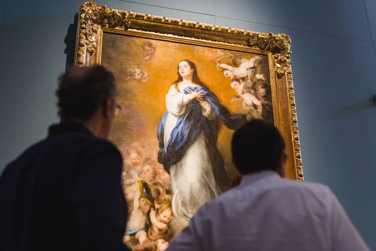 Unos visitantes miran una de las Inmaculadas de Murillo en el Museo de Bellas Artes de Sevilla. Unos visitantes miran una de las Inmaculadas de Murillo en el Museo de Bellas Artes de Sevilla.