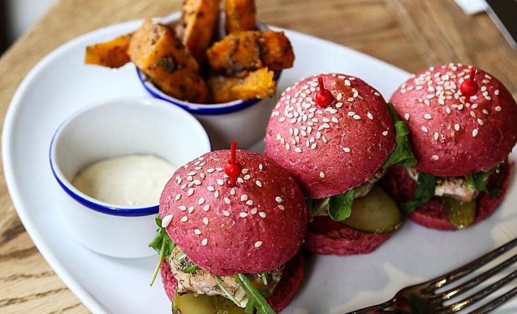 Las 'pink burgers' de Flax & Kale. Foto: Flax & Kale.