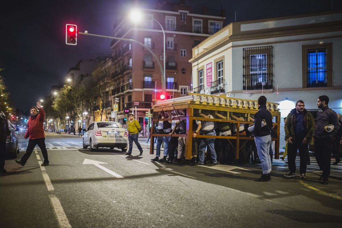 El equipo de capataces de la Hermandad de El Amor controla el tráfico mientras la parihuela cruza la avenida. El equipo de capataces de la Hermandad de El Amor controla el tráfico mientras la parihuela cruza la avenida.