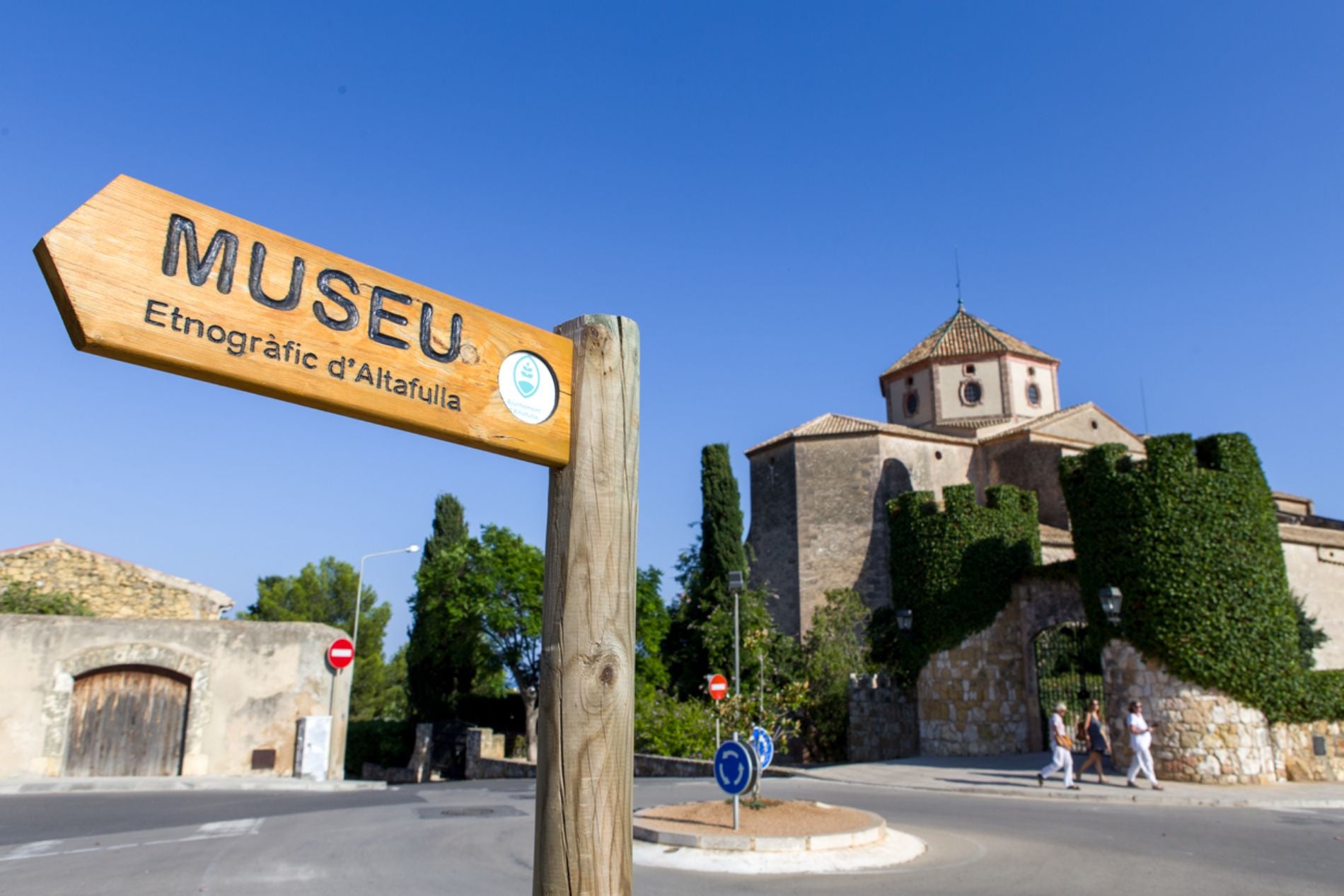 El Museo Etnográfico se encuentra frente al castillo de la localidad. El Museo Etnográfico se encuentra frente al castillo de la localidad.