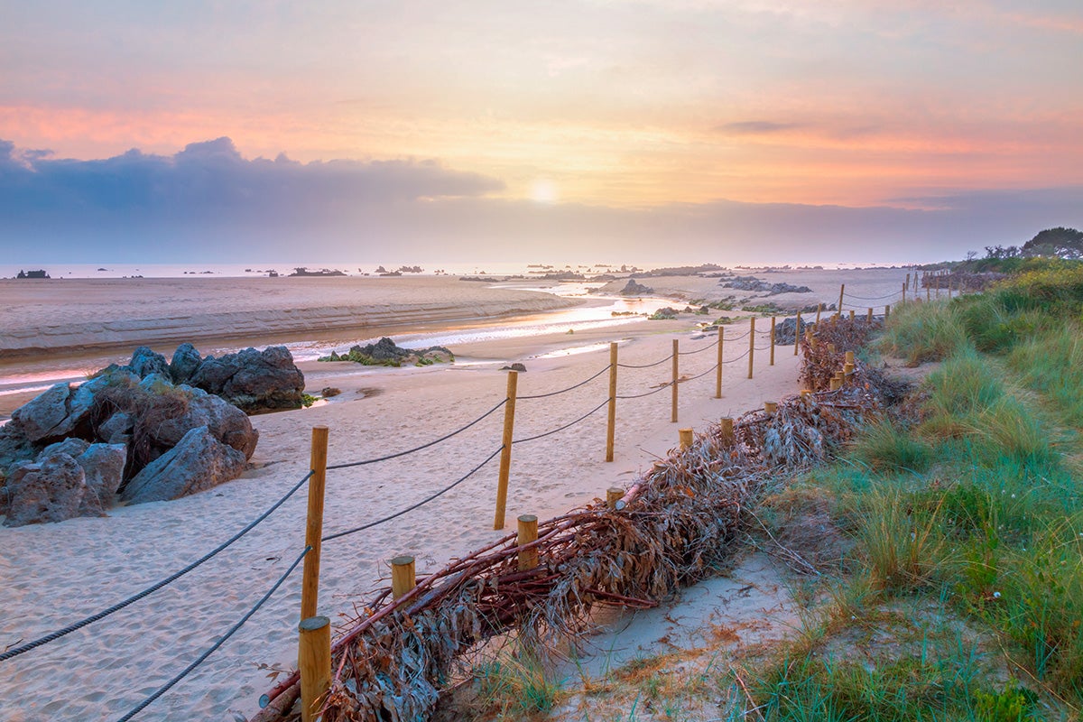 Rutas por Cantabria: Playa Tregandin, Noja. Foto: Shutterstock Rutas por Cantabria: Playa Tregandin, Noja. Foto: Shutterstock