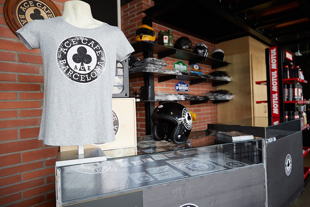 Tienda de merchandising dentro del bar. Tienda de merchandising dentro del bar.