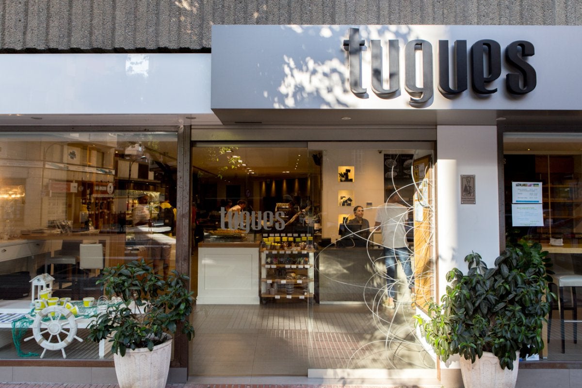 Pastelería y obrador Tugues (Lleida): fachada en la Avenida Alcalde Rovira Roure Pastelería y obrador Tugues (Lleida): fachada en la Avenida Alcalde Rovira Roure