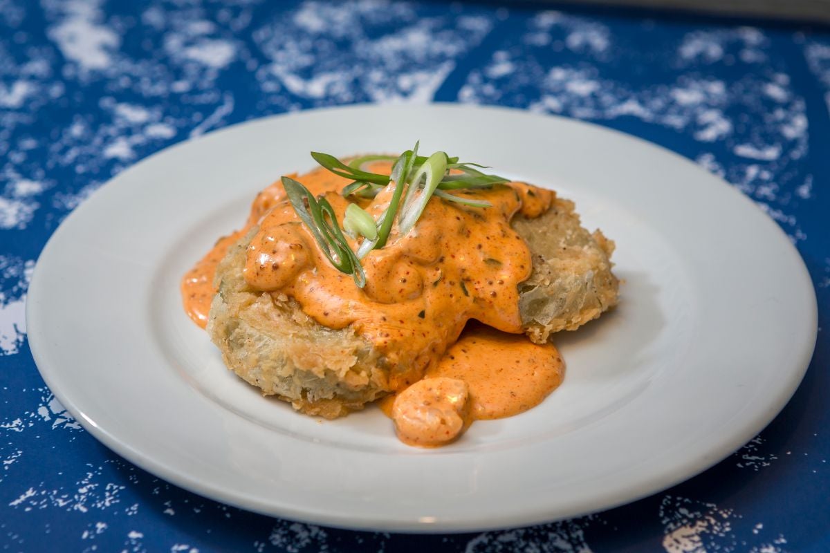 Los famosos tomates verdes fritos con salsa 'remoulade' y gambas. Los famosos tomates verdes fritos con salsa 'remoulade' y gambas.