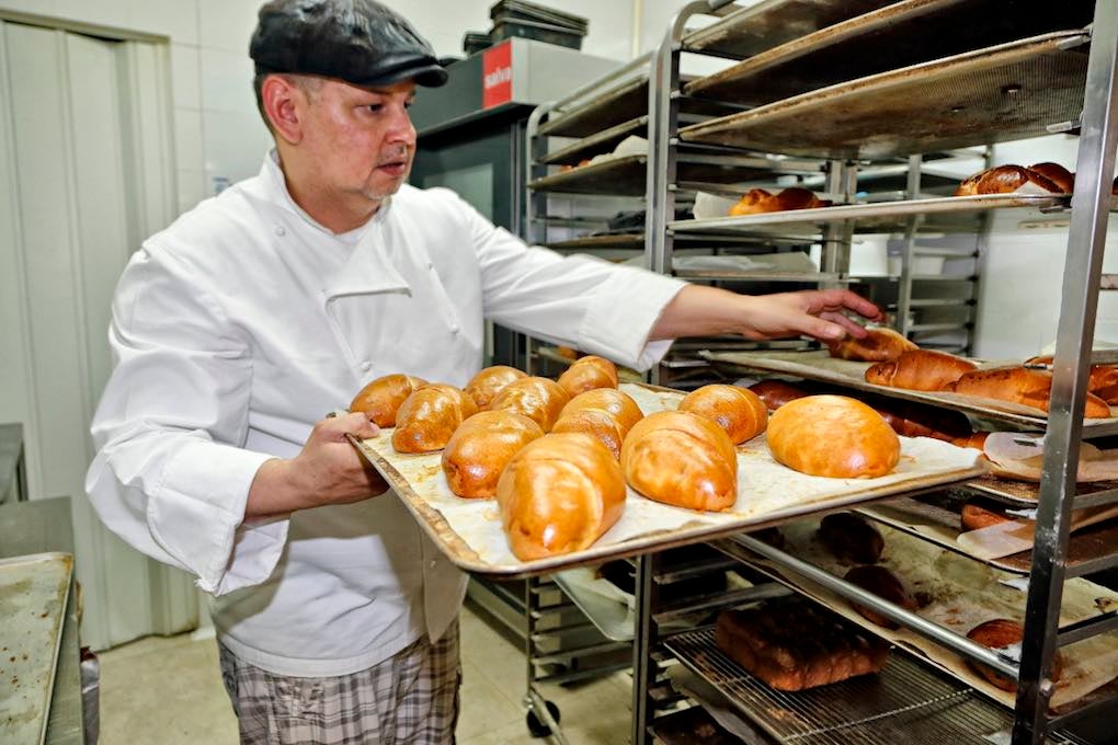Jorge sacando del horno una de sus joyas artesanas. Jorge sacando del horno una de sus joyas artesanas.