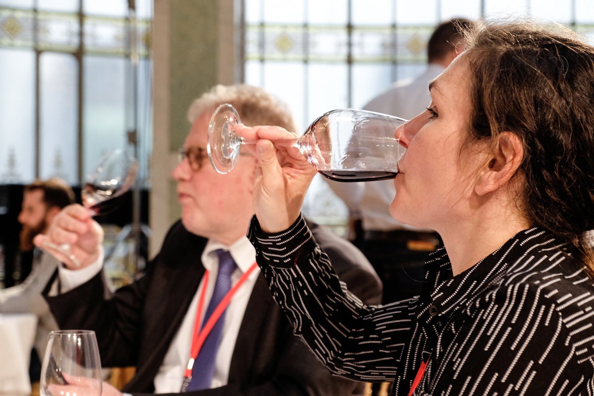 Bárbara Jiménez compara el vino con el ciclo vital de una persona. Bárbara Jiménez compara el vino con el ciclo vital de una persona.