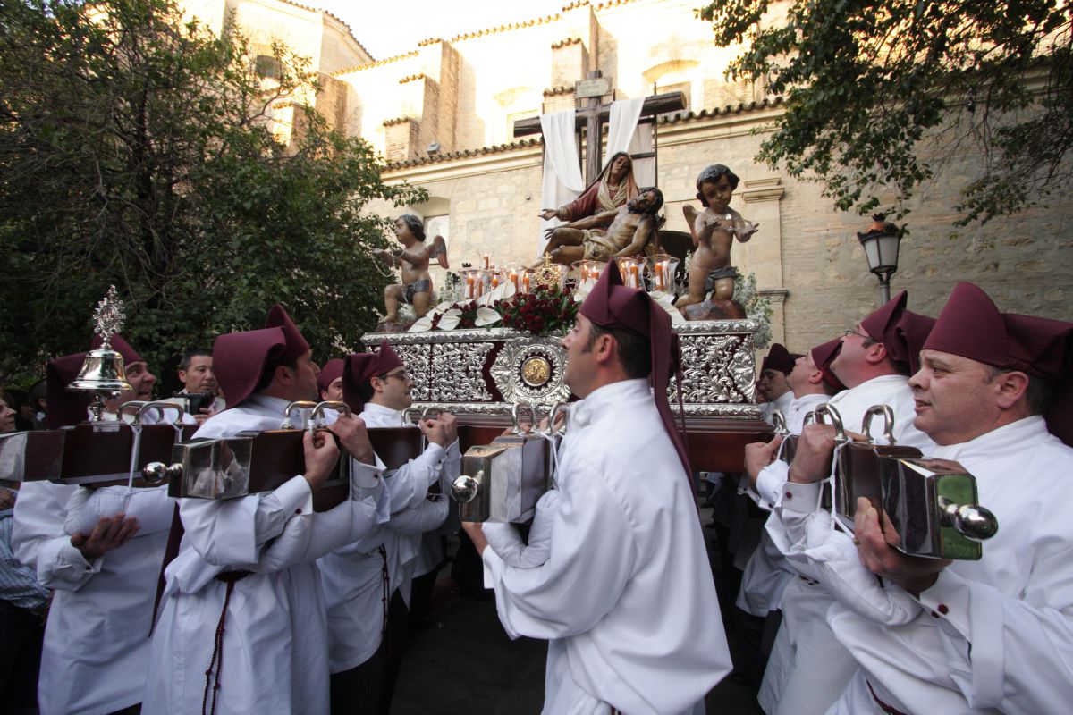 Todo la gente levanta el hornazo que bendice El Nazareno, en Priego de Córdoba. Foto: Turismo de Priego