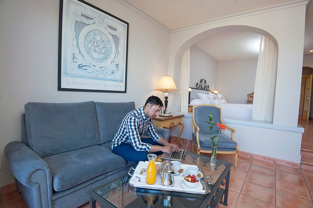 Las habitaciones gran suite y junior suite tienen en el mismo espacio la cama y el saloncito. Las habitaciones gran suite y junior suite tienen en el mismo espacio la cama y el saloncito.