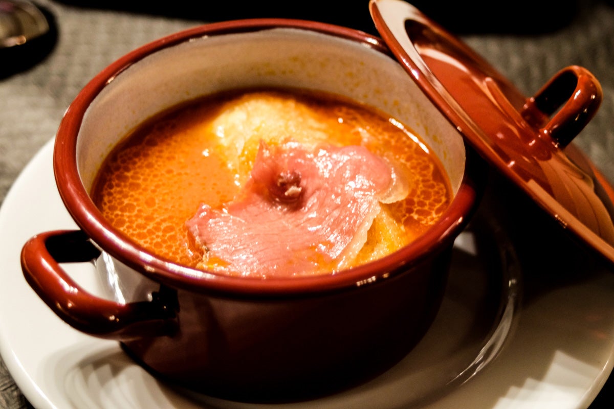 La sopa de tomate servida en cazuelita es una reinvención de la de toda la vida. La sopa de tomate servida en cazuelita es una reinvención de la de toda la vida.