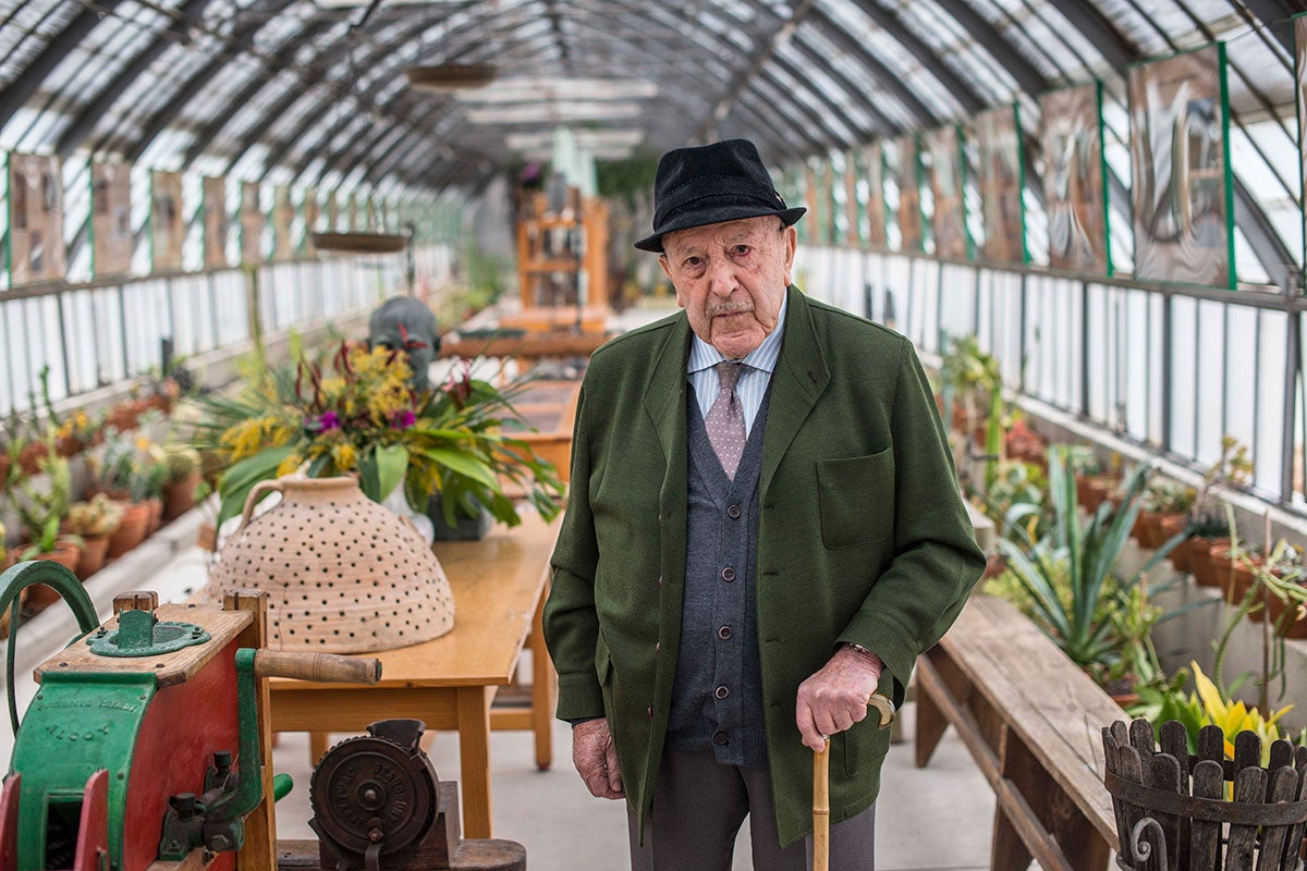 Don Carlos Sala, en diciembre, 100 años. Nació jardinero, se crió en un vivero y adora El Retiro. Don Carlos Sala, en diciembre, 100 años. Nació jardinero, se crió en un vivero y adora El Retiro.