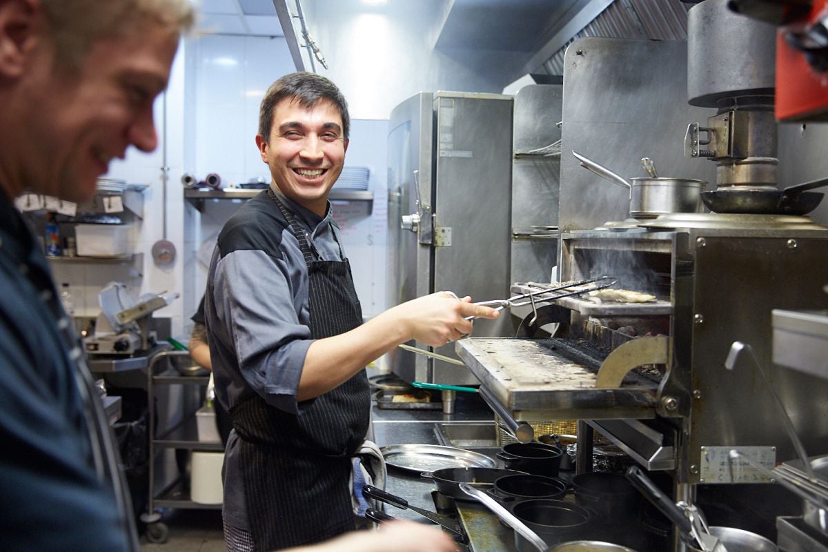 En la cocina, alegría a pesar del trabajo. En la cocina, alegría a pesar del trabajo.