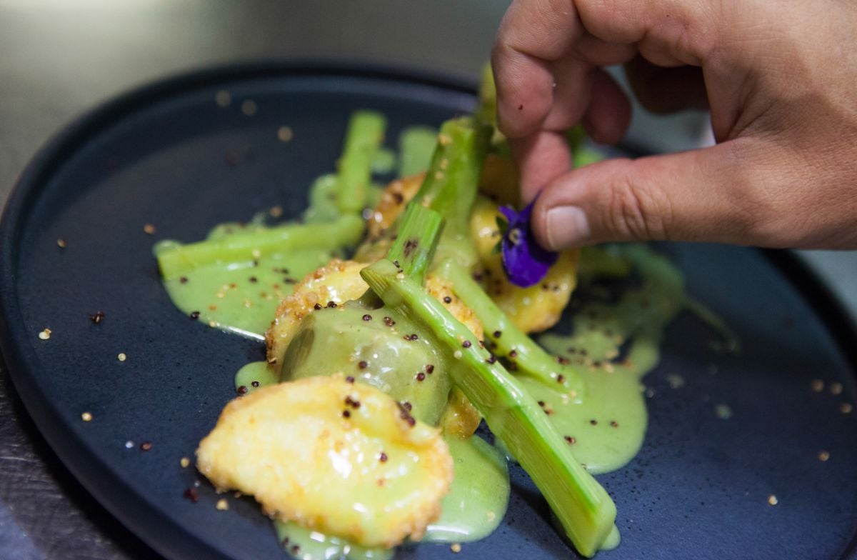 alcachofas con patatas a la importancia, salsa de verduras y quinoas del restaurante Treintaitrés. alcachofas con patatas a la importancia, salsa de verduras y quinoas del restaurante Treintaitrés.