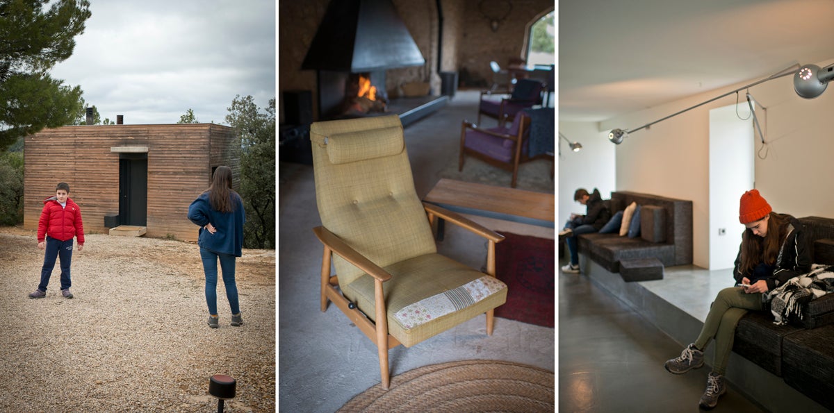 Un sillón de los 50 para sentarse a tomar una copa ante la chimenea de 'El Garaje', detalles de la decoración y el 'lobby'. Un sillón de los 50 para sentarse a tomar una copa ante la chimenea de 'El Garaje', detalles de la decoración y el 'lobby'.