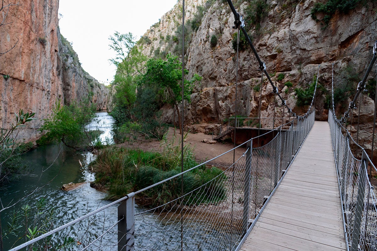 Los puentes de Chulilla, aunque largos, son seguros para todos. Los puentes de Chulilla, aunque largos, son seguros para todos.