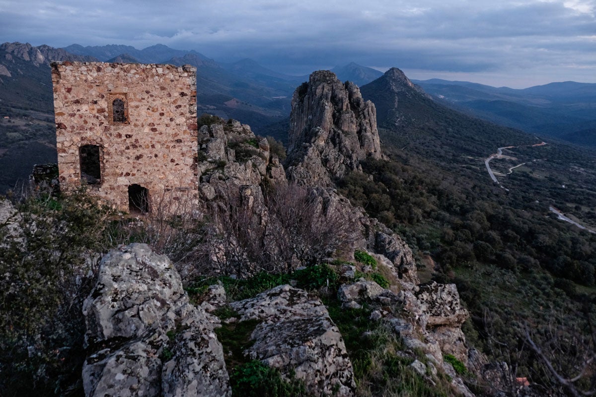 Castillo de Cabañas del Castillos, en la comarca de las Villuercas (Cáceres). Castillo de Cabañas del Castillos, en la comarca de las Villuercas (Cáceres).