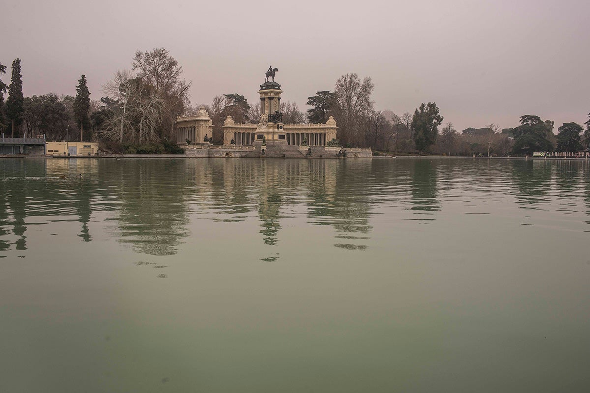 Da igual la luz que tenga el estanque del Retiro, siempre hay personas dispuestas a visitarlo. Da igual la luz que tenga el estanque del Retiro, siempre hay personas dispuestas a visitarlo.