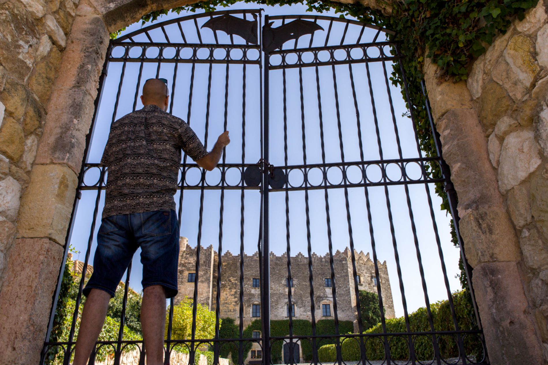 El 'castell del Montserrat', fue más una fortaleza que una residencia, y está cerrado al público por ser propiedad privada. El 'castell del Montserrat', fue más una fortaleza que una residencia, y está cerrado al público por ser propiedad privada.