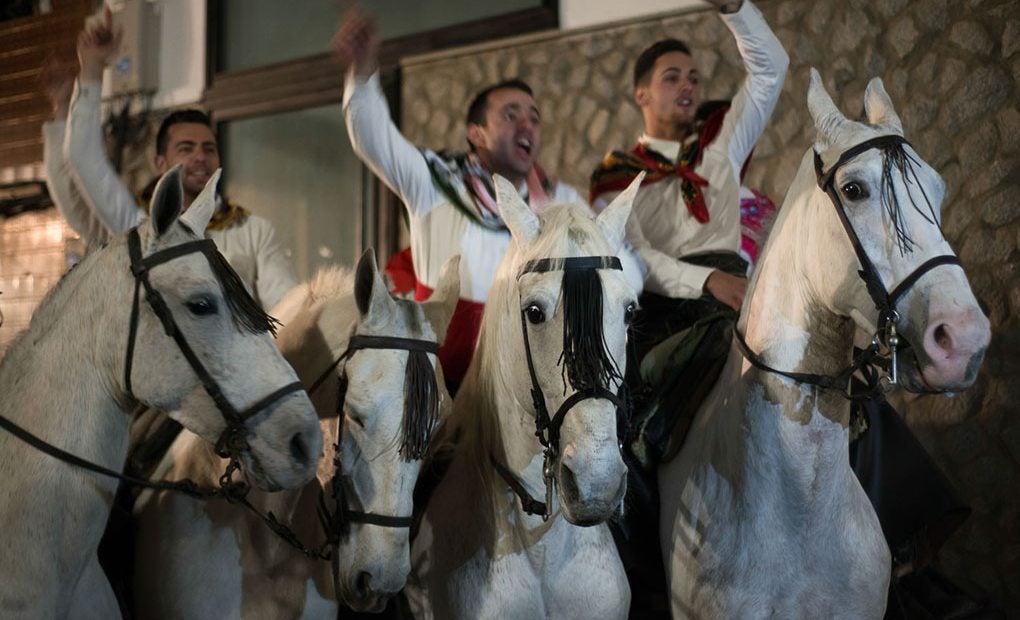 Tres hombres con caballos celebrando la "Encamisá". Foto: Manuel Ruiz Toribio.
