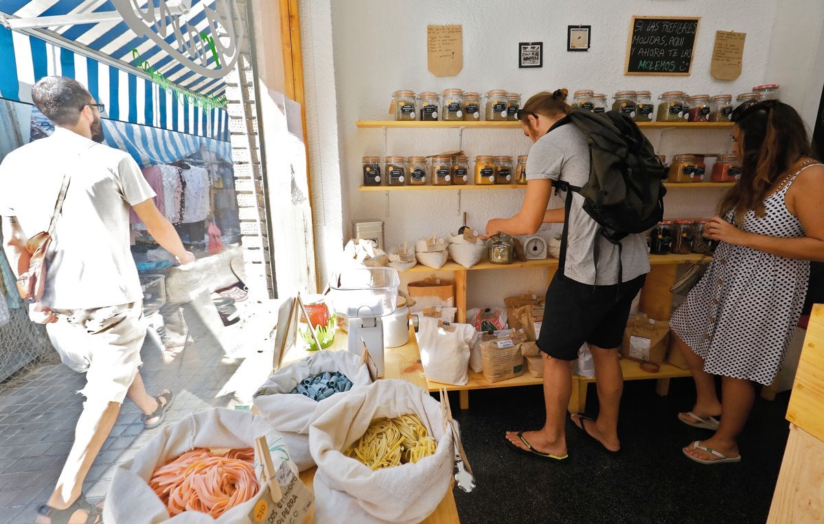 Clientes que se animan a consumir de manera más responsable en el Cabanyal. Clientes que se animan a consumir de manera más responsable en el Cabanyal.