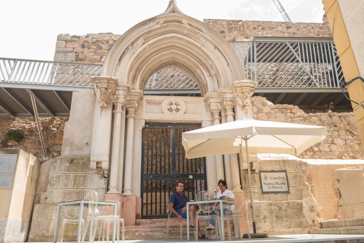 Una mesa con clientes junto a la catedral de Cartagena, en Murcia.