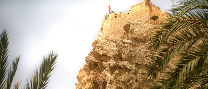 Siluetas de la cara de moro y de mujer cristiana, en el monte Benacantil de Alicante. Siluetas de la cara de moro y de mujer cristiana, en el monte Benacantil de Alicante.