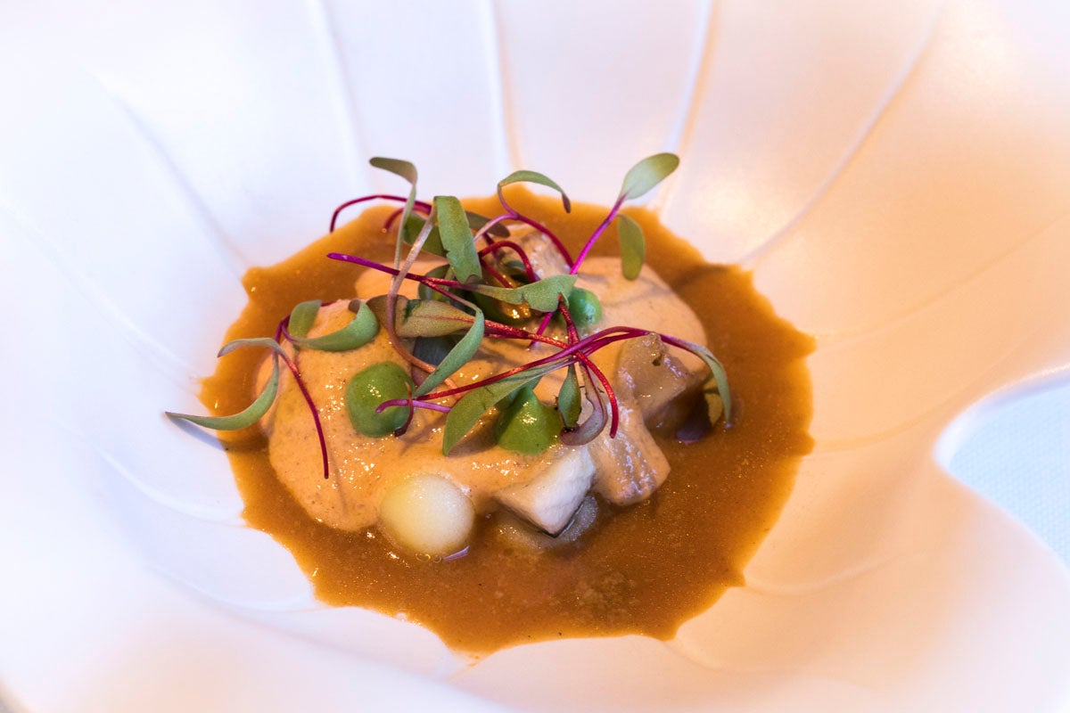 El 'All i pebre' de 'La Salita' con espuma del propio guiso y unos toques de piparra por encima. El 'All i pebre' de 'La Salita' con espuma del propio guiso y unos toques de piparra por encima.