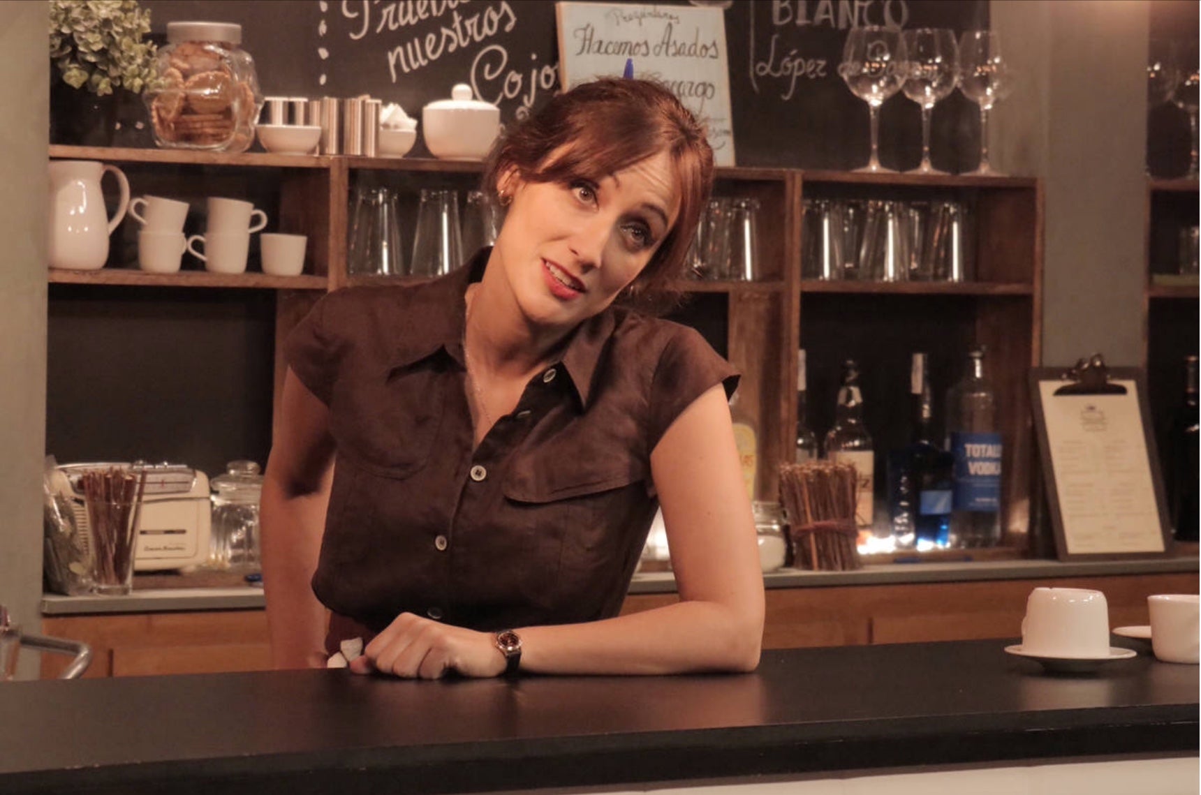 Su personaje de Cata, en 'Olmos y Robles', era la dueña del hostal-bar de Ezcaray. Foto: TVE. Su personaje de Cata, en 'Olmos y Robles', era la dueña del hostal-bar de Ezcaray. Foto: TVE.