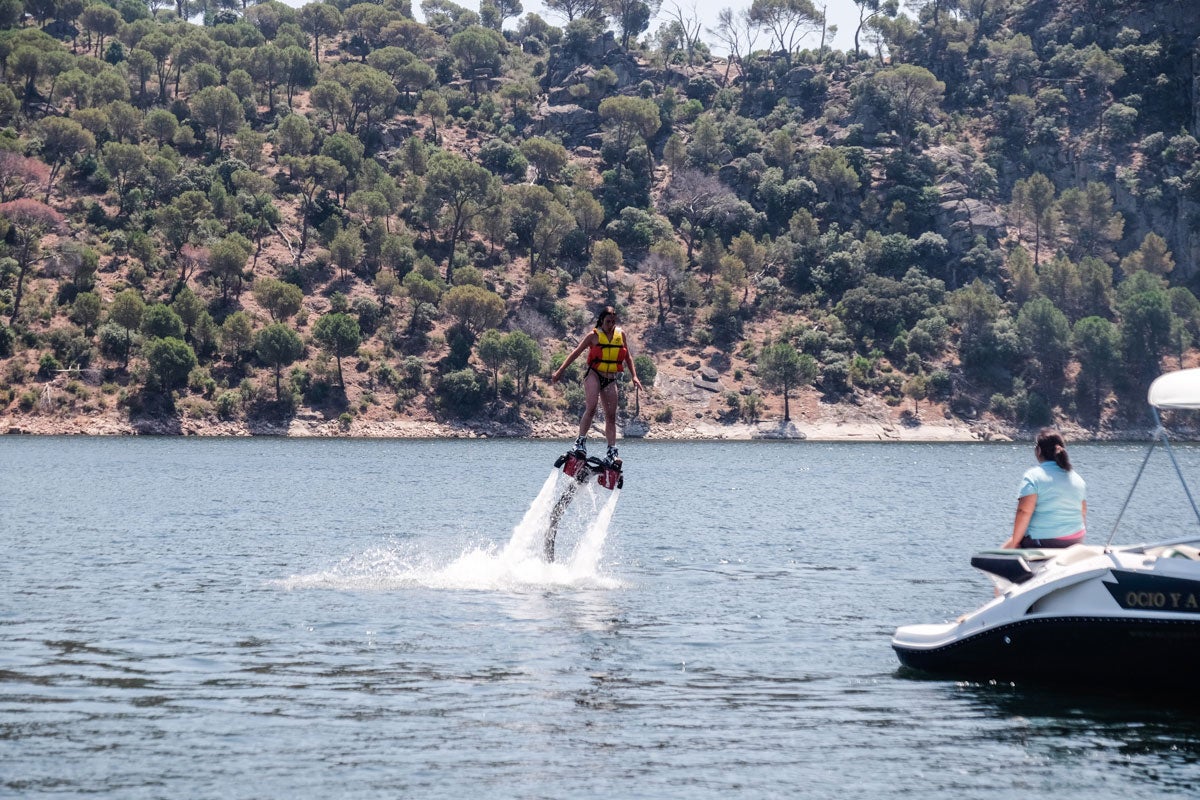 Practicando 'flyboard' para volar sobre el agua con chorros de agua a presión. Practicando 'flyboard' para volar sobre el agua con chorros de agua a presión.