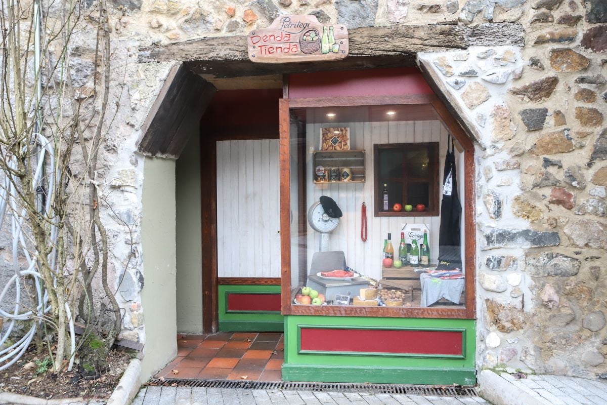 En su tienda encontrarás productos típicos. En su tienda encontrarás productos típicos.