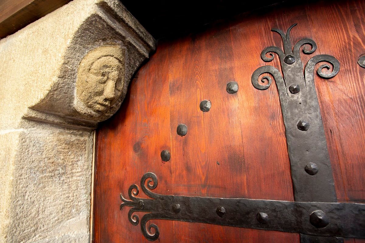 Las puertas de las antiguas casas solariegas están plagadas de detalles. Las puertas de las antiguas casas solariegas están plagadas de detalles.