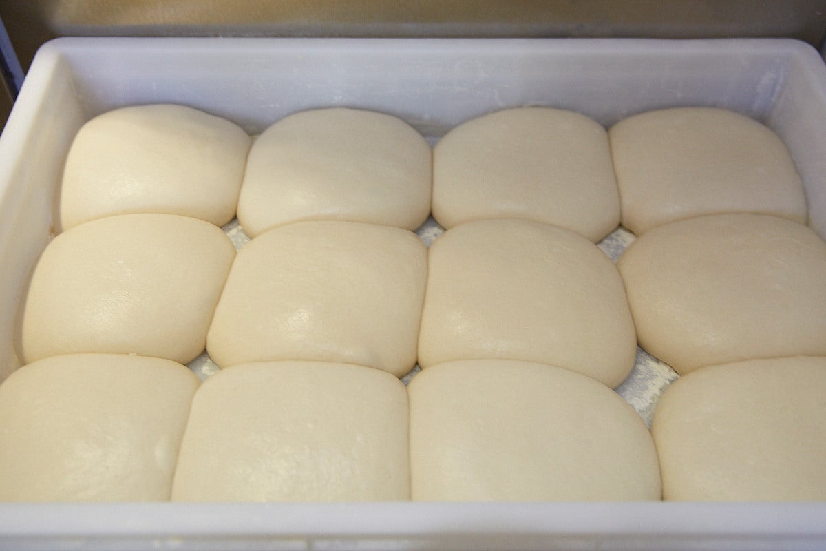 La masa de las pizzas fermenta entre 24 y 36 horas para estar perfecta. La masa de las pizzas fermenta entre 24 y 36 horas para estar perfecta.