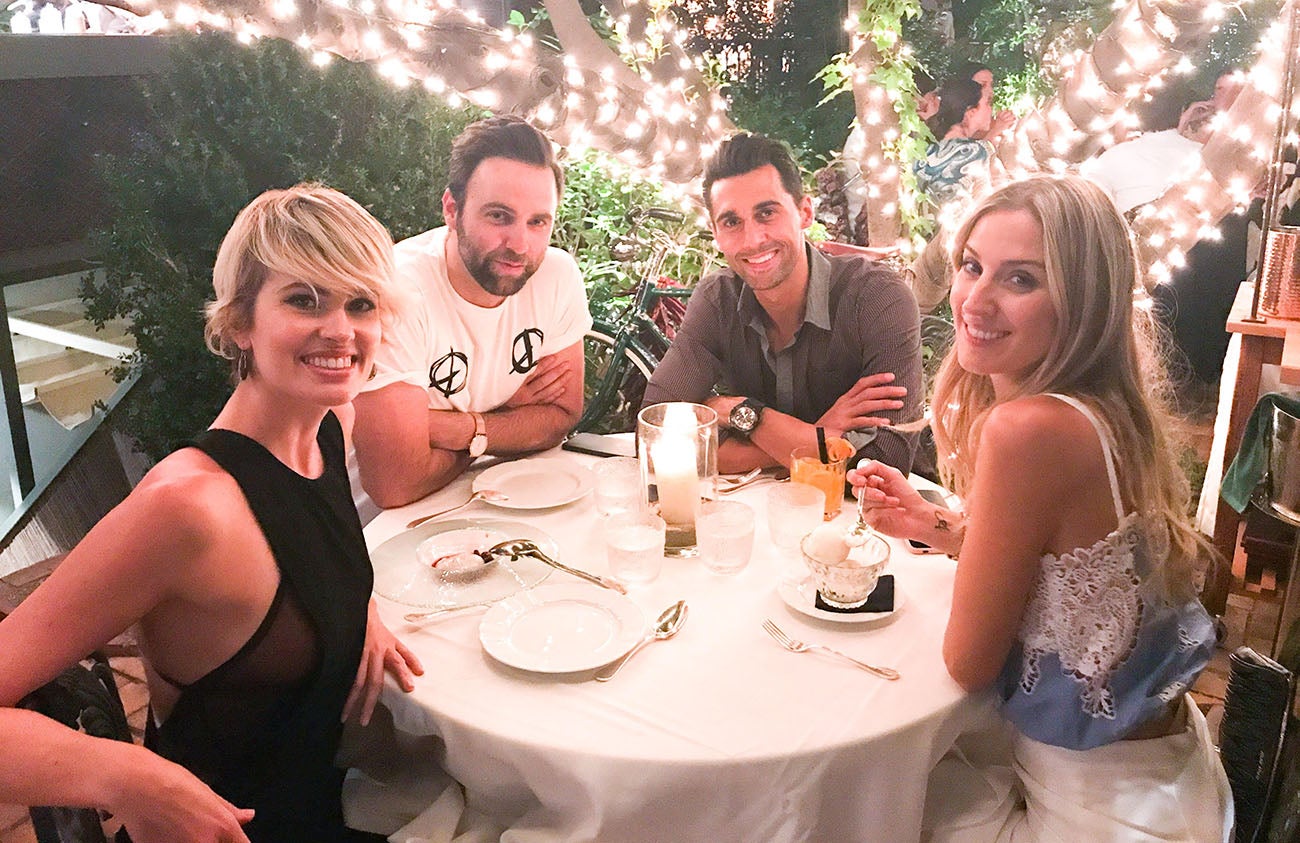 Adriana junto a unos amigos, entre ellos el futbolista Álvaro Arbeloa, en el restaurante 'Numa Pompilio'. Foto cedida. Adriana junto a unos amigos, entre ellos el futbolista Álvaro Arbeloa, en el restaurante 'Numa Pompilio'. Foto cedida.